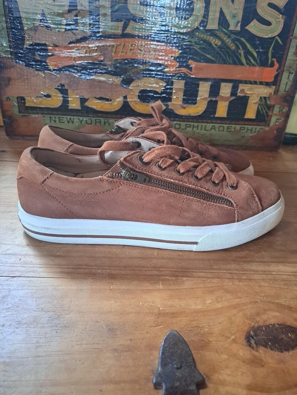 Taos Z Soul Lux Sneakers Women Size 9.5 Soft Brown Leather Side Zip Comfort Shoe